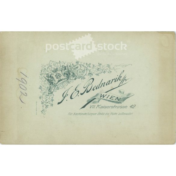 1902 - F. E. Bednarik fényképészeti műterem, Bécs. Fiatal nő egészalakos fotója ünnepi, népies öltözékben. Színezett kabinetfotó / keményhátú fotó / vizitkártya, CDV fotó. (2792098)