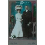 1902 - Adolf Pistecky fényképészeti műterem, Bécs. Fiatal pár egészalakos esküvői fotója. Színezett kabinetfotó / keményhátú fotó / vizitkártya, CDV fotó. (2792099)