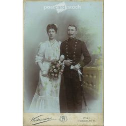   1905 - Weitzmann fényképészeti műterem, Bécs. Fiatal pár egészalakos esküvői fotója. Színezett kabinetfotó / keményhátú fotó / vizitkártya, CDV fotó. (2792100)