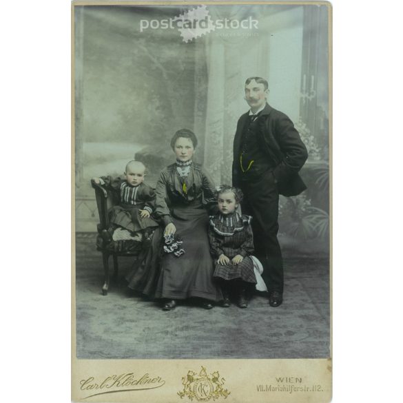 1900-as évek eleje. Carl Klöckner fényképészeti műterem, Bécs. Családi egészalakos műtermi csoportkép. Színezett kabinetfotó / keményhátú fotó / vizitkártya, CDV fotó. (2792101)