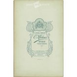 1900-as évek eleje. Carl Klöckner fényképészeti műterem, Bécs. Családi egészalakos műtermi csoportkép. Színezett kabinetfotó / keményhátú fotó / vizitkártya, CDV fotó. (2792101)