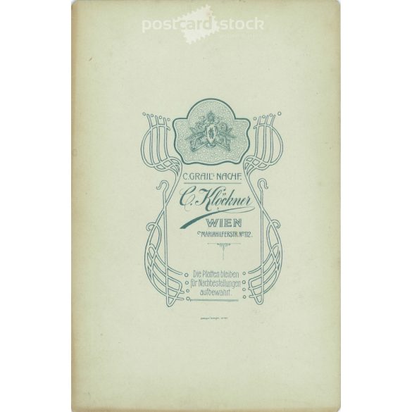 1900-as évek eleje. Carl Klöckner fényképészeti műterem, Bécs. Családi egészalakos műtermi csoportkép. Színezett kabinetfotó / keményhátú fotó / vizitkártya, CDV fotó. (2792101)