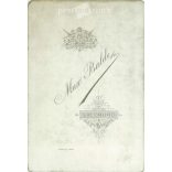 1800-as évek vége. Max Balde fényképészeti műterem, Salzburg. Középkorú úr egészalakos műtermi fotója, kalapban, sátapálcával. Kabinetfotó / keményhátú fotó / vizitkártya, CDV fotó. (2792102)