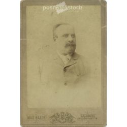   1800-as évek vége. Max Balde fényképészeti műterem, Salzburg. Középkorú úr, műtermi portréfotója. Kabinetfotó / keményhátú fotó / vizitkártya, CDV fotó. (2792103)