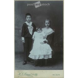   1900-as évek eleje. H. G. Brunn’s fényképészeti műterem, Bécs. Egészalakos műtermi csoportkép. Testvérek. Kabinetfotó / keményhátú fotó / vizitkártya, CDV fotó. (2792104)
