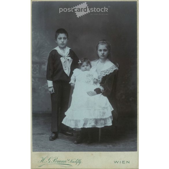 1900-as évek eleje. H. G. Brunn’s fényképészeti műterem, Bécs. Egészalakos műtermi csoportkép. Testvérek. Kabinetfotó / keményhátú fotó / vizitkártya, CDV fotó. (2792104)