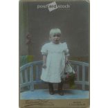 1911 - Ferdinand Kral fényképészeti műterem, Bécs. Egészalakos műtermi fotó. Kislány kosárral. Kabinetfotó / keményhátú fotó / vizitkártya, CDV fotó. (2792105)