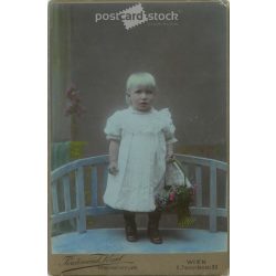   1911 - Ferdinand Kral fényképészeti műterem, Bécs. Egészalakos műtermi fotó. Kislány kosárral. Kabinetfotó / keményhátú fotó / vizitkártya, CDV fotó. (2792105)