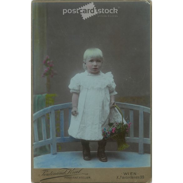 1911 – Ferdinand Kral fényképészeti műterem, Bécs. Egészalakos műtermi fotó. Kislány kosárral. Kabinetfotó / keményhátú fotó / vizitkártya, CDV fotó. (2792105)