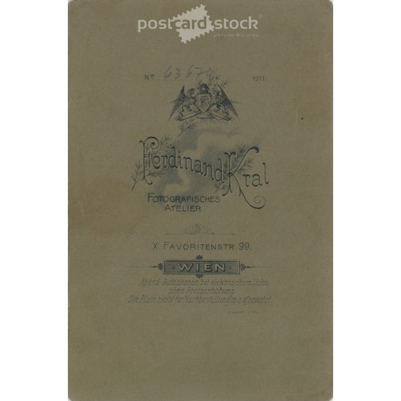 1911 - Ferdinand Kral fényképészeti műterem, Bécs. Egészalakos műtermi fotó. Kislány kosárral. Kabinetfotó / keményhátú fotó / vizitkártya, CDV fotó. (2792105)