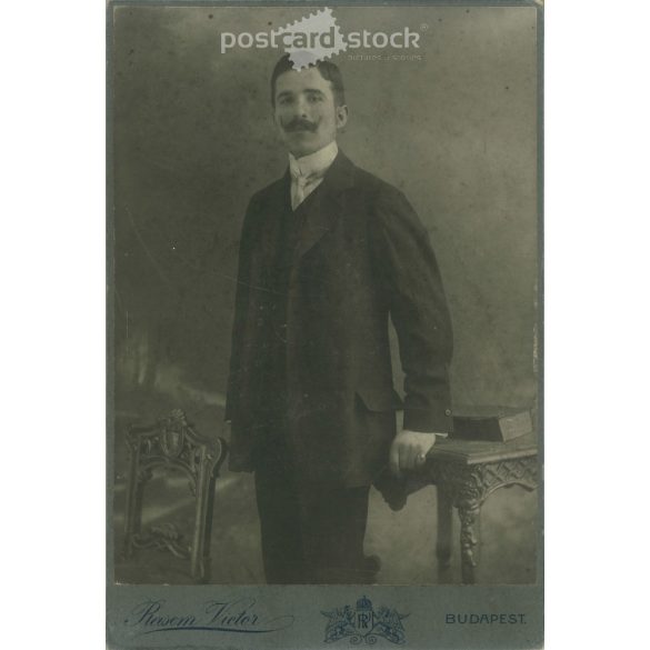 1900-as évek eleje. Rasem Victor fényképészeti műterme, Budapest. Egészalakos műtermi fotó. Fiatalember, elegáns öltözékben, bajusszal. Kabinetfotó / keményhátú fotó / vizitkártya, CDV fotó. (2792106)