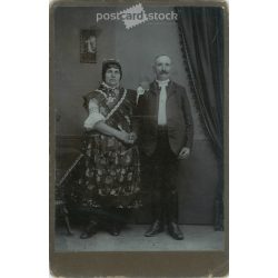   1900-as évek eleje. Madarász Lajos fényképész, Pécs. Egészalakos műtermi fotó, idős házaspárról. Kabinetfotó / keményhátú fotó / vizitkártya, CDV fotó. (2792107)