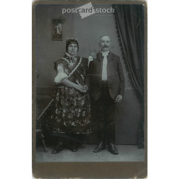 1900-as évek eleje. Madarász Lajos fényképész, Pécs. Egészalakos műtermi fotó, idős házaspárról. Kabinetfotó / keményhátú fotó / vizitkártya, CDV fotó. (2792107)
