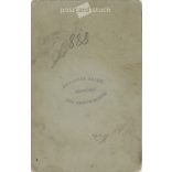 1900-as évek eleje. Madarász Lajos fényképész, Pécs. Egészalakos műtermi fotó, idős házaspárról. Kabinetfotó / keményhátú fotó / vizitkártya, CDV fotó. (2792107)