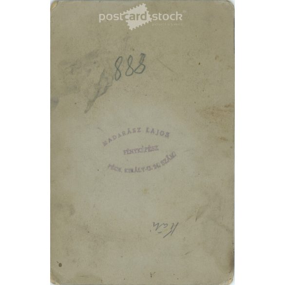 1900-as évek eleje. Madarász Lajos fényképész, Pécs. Egészalakos műtermi fotó, idős házaspárról. Kabinetfotó / keményhátú fotó / vizitkártya, CDV fotó. (2792107)