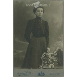   1900-as évek eleje. Rasem Victor fényképészeti műterme, Budapest. Egészalakos műtermi fotó. Fiatal nő elegáns öltözékben. Kabinetfotó / keményhátú fotó / vizitkártya, CDV fotó. (2792108)