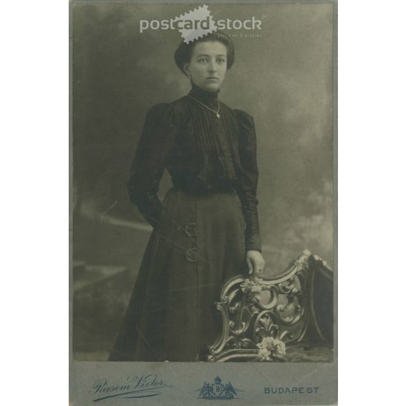 1900-as évek eleje. Rasem Victor fényképészeti műterme, Budapest. Egészalakos műtermi fotó. Fiatal nő elegáns öltözékben. Kabinetfotó / keményhátú fotó / vizitkártya, CDV fotó. (2792108)