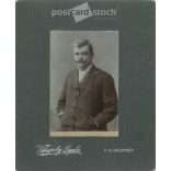 1900-as évek eleje. Váradi Gyula fényképészeti műterem, Hódmezővásárhely. Félalakos műtermi fotó. Középkorú férfi díszes öltözékben. Eredeti papírkép. (2792109)