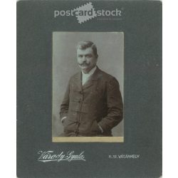   1900-as évek eleje. Váradi Gyula fényképészeti műterem, Hódmezővásárhely. Félalakos műtermi fotó. Középkorú férfi díszes öltözékben. Eredeti papírkép. (2792109)