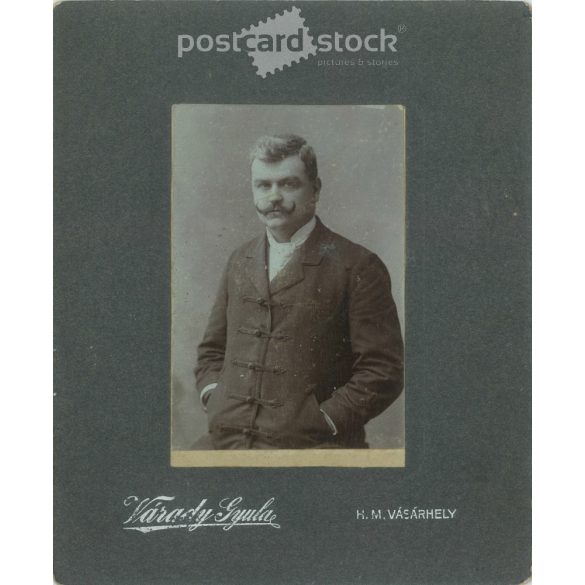 1900-as évek eleje. Váradi Gyula fényképészeti műterem, Hódmezővásárhely. Félalakos műtermi fotó. Középkorú férfi díszes öltözékben. Eredeti papírkép. (2792109)