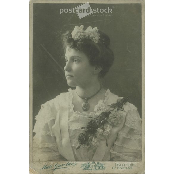 1908 – Matz Gusztáv fényképészeti műterem, Igló és Poprád. Félakos műtermi fotó. Fiatal nő, díszes öltözékben, ovális medállal a nyakában. Kabinetfotó / keményhátú fotó / vizitkártya, CDV fotó. (2792110)