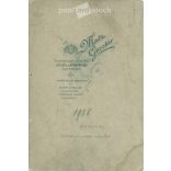 1908 - Matz Gusztáv fényképészeti műterem, Igló és Poprád. Félakos műtermi fotó. Fiatal nő, díszes öltözékben, ovális medállal a nyakában. Kabinetfotó / keményhátú fotó / vizitkártya, CDV fotó. (2792110)