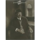 1900-as évek eleje. Félakos műtermi fotó. Idősebb, elegáns férfi, előkelő öltözékben. Eredeti papírkép. (2792111)
