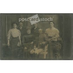   1900-as évek eleje. Elbl és Pietsch fényképészeti műterem, Budapest. Családi egészalakos műtermi csoportkép. Kabinetfotó / keményhátú fotó / vizitkártya, CDV fotó. (2792112)