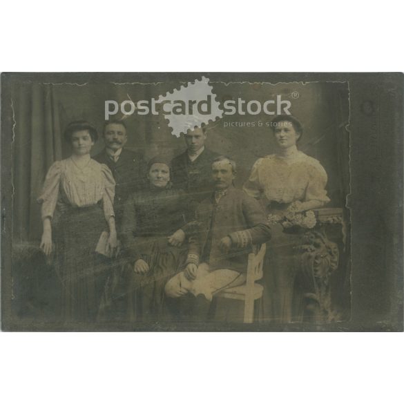 1900-as évek eleje. Elbl és Pietsch fényképészeti műterem, Budapest. Családi egészalakos műtermi csoportkép. Kabinetfotó / keményhátú fotó / vizitkártya, CDV fotó. (2792112)