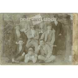   1900-as évek eleje. Dékány J. fényképészeti műterme, Ungvár. Legények csoportképe. Kabinetfotó / keményhátú fotó / vizitkártya, CDV fotó. (2792113)