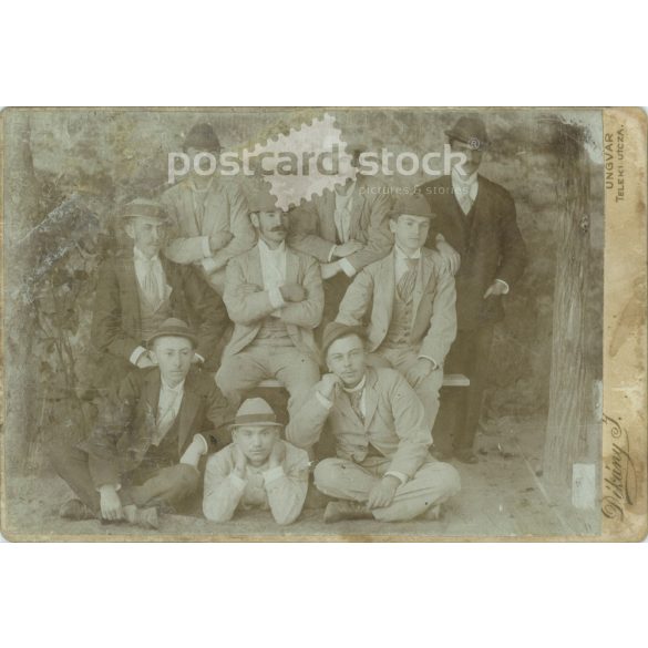 1900-as évek eleje. Dékány J. fényképészeti műterme, Ungvár. Legények csoportképe. Kabinetfotó / keményhátú fotó / vizitkártya, CDV fotó. (2792113)