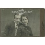1900-as évek eleje. H. Bichler fényképészeti műterem, Steyr. Fiatal pár műtermi fotója. Művészi fotográfia. Kabinetfotó / keményhátú fotó / vizitkártya, CDV fotó. (2792114)