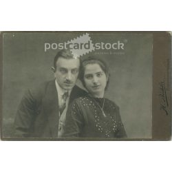   1900-as évek eleje. H. Bichler fényképészeti műterem, Steyr. Fiatal pár műtermi fotója. Művészi fotográfia. Kabinetfotó / keményhátú fotó / vizitkártya, CDV fotó. (2792114)