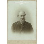 1800-as évek vége. Dunky fivérek fényképészeti műterem, Kolozsvár. Idős férfi műtermi portréfotója. Díszes, előkelő öltözékben. Kabinetfotó / keményhátú fotó / vizitkártya, CDV fotó. (2792115)