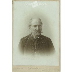   1800-as évek vége. Dunky fivérek fényképészeti műterem, Kolozsvár. Idős férfi műtermi portréfotója. Díszes, előkelő öltözékben. Kabinetfotó / keményhátú fotó / vizitkártya, CDV fotó. (2792115)