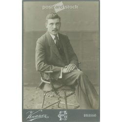   1908 - Knauer fényképészeti műterem, Brassó. Egészalakos műtermi fotó. Fiatal férfi, elegáns öltözékben, székben ülve. Kabinetfotó / keményhátú fotó / vizitkártya, CDV fotó. (2792116)