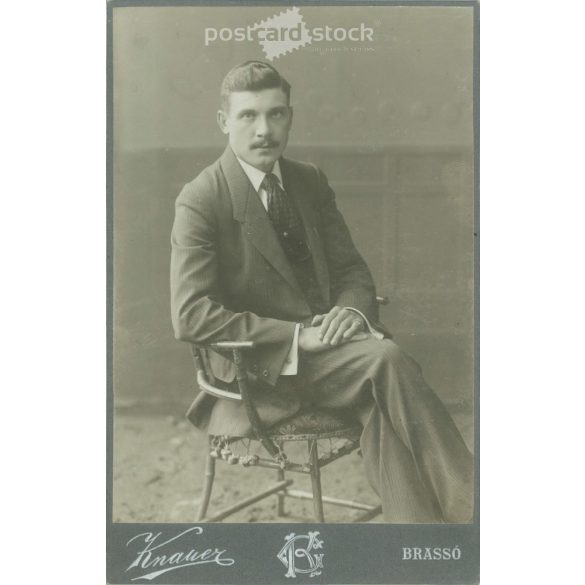 1908 - Knauer fényképészeti műterem, Brassó. Egészalakos műtermi fotó. Fiatal férfi, elegáns öltözékben, székben ülve. Kabinetfotó / keményhátú fotó / vizitkártya, CDV fotó. (2792116)