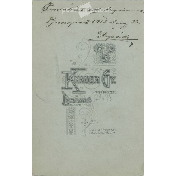 1908 - Knauer fényképészeti műterem, Brassó. Egészalakos műtermi fotó. Fiatal férfi, elegáns öltözékben, székben ülve. Kabinetfotó / keményhátú fotó / vizitkártya, CDV fotó. (2792116)
