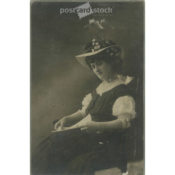 1900-as évek eleje. Budapesti fényképészeti műterem. Egészalakos műtermi fotó. Fiatal nő, elegáns öltözékben és virággal díszített kalapban. Kabinetfotó / keményhátú fotó / vizitkártya, CDV fotó. (2792117)