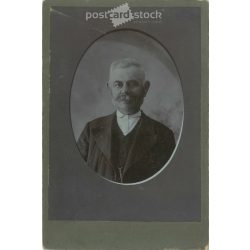   1900-as évek eleje. Pataki Károlyné képnagyító műterem, Budapest. Félalakos műtermi fotó. Idős férfi, elegáns öltözékben. Kabinetfotó / keményhátú fotó / vizitkártya, CDV fotó. (2792118)