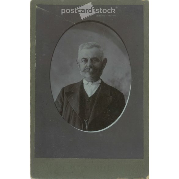 1900-as évek eleje. Pataki Károlyné képnagyító műterem, Budapest. Félalakos műtermi fotó. Idős férfi, elegáns öltözékben. Kabinetfotó / keményhátú fotó / vizitkártya, CDV fotó. (2792118)