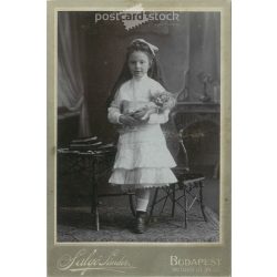   1900-as évek eleje. Salgó Sándor fényképészeti műterme, Budapest. Egészalakos műtermi fotó. Kislány babával elegáns öltözékben, masnival a hajában. Kabinetfotó / keményhátú fotó / vizitkártya, CDV fotó. (2792119)