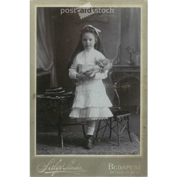 1900-as évek eleje. Salgó Sándor fényképészeti műterme, Budapest. Egészalakos műtermi fotó. Kislány babával elegáns öltözékben, masnival a hajában. Kabinetfotó / keményhátú fotó / vizitkártya, CDV fotó. (2792119)