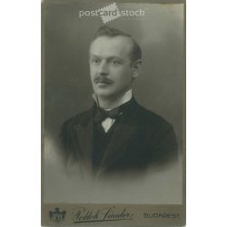   1900-as évek eleje. Pottok Sándor fényképészeti műterme, Budapest. Műtermi portréfotó. Ismeretlen férfi, elegáns öltözékben, csokornyakkekndővel. Kabinetfotó / keményhátú fotó / vizitkártya, CDV fotó. (2792120)