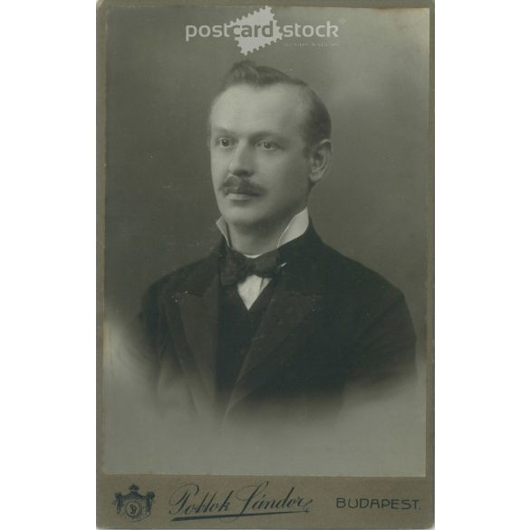 1900-as évek eleje. Pottok Sándor fényképészeti műterme, Budapest. Műtermi portréfotó. Ismeretlen férfi, elegáns öltözékben, csokornyakkekndővel. Kabinetfotó / keményhátú fotó / vizitkártya, CDV fotó. (2792120)