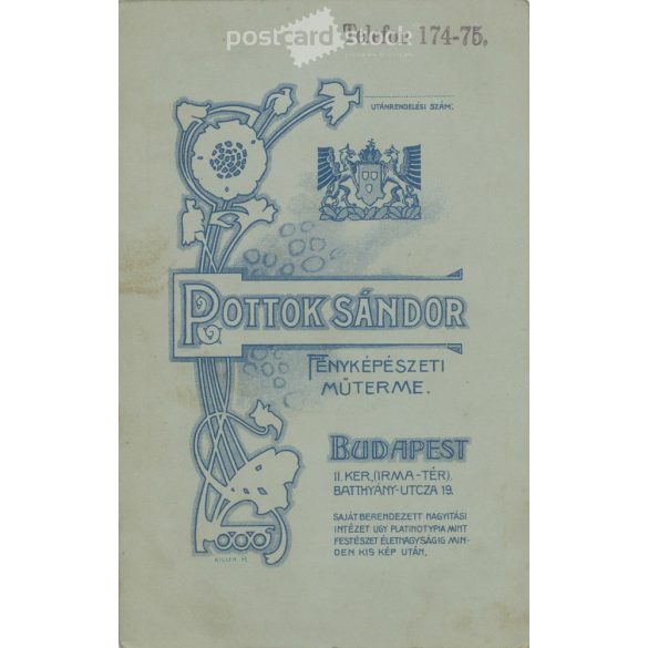 1900-as évek eleje. Pottok Sándor fényképészeti műterme, Budapest. Műtermi portréfotó. Ismeretlen férfi, elegáns öltözékben, csokornyakkekndővel. Kabinetfotó / keményhátú fotó / vizitkártya, CDV fotó. (2792120)