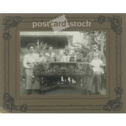   1910-es évek. Családi kerti zsúr. Kasírozott fotó, szecesszós motívummal keretezett kartonon. Eredeti papírkép. (2792121)