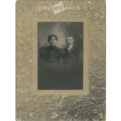   1900-as évek eleje. Fiatal pár félalakos fotója. Rusztikus, dombornyomott kartonra kasírozva. Eredeti papírkép. (2792122)
