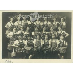   1930-as évek. Rosbaud fényképészeti műterme, Budapest. Egészalakos műtermi fotó, csoportkép. Fiatal lányok masnival és pöttyökkel. Eredeti papírkép. (2792123)