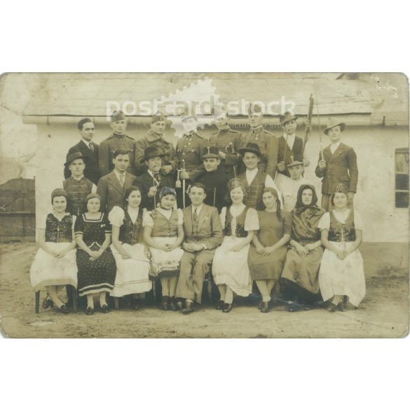 1910-es évek - Falusi csoportkép, katonákkal. Fekete-fehér fotólap, képeslap. (2792129)